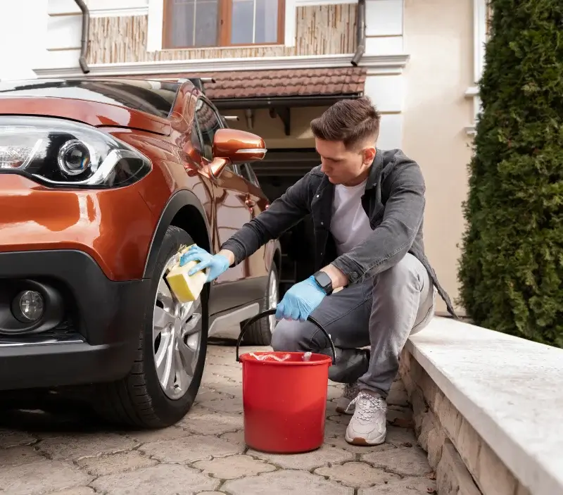 Lavage auto à domicile Troisfontaines-la-Ville : professionnel intervenant sur un véhicule